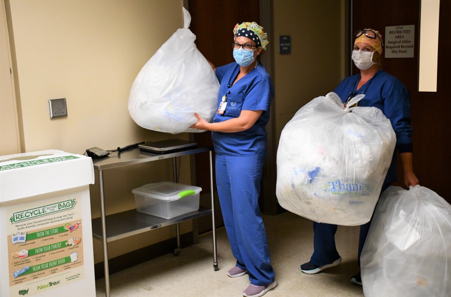 Billie Schilling e Lacey Liske pesam plásticos macios reciclados no Hospital Aspirus Medford.